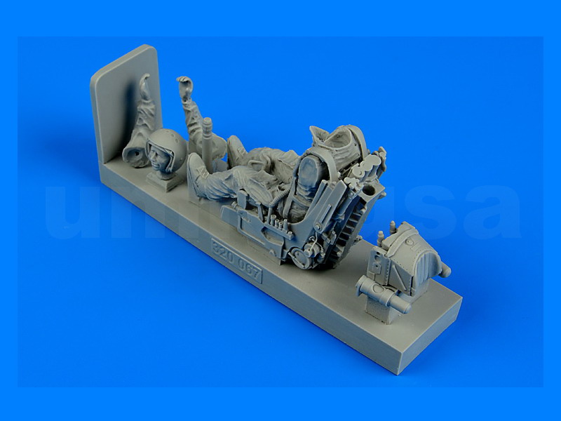 AB320067 Soviet Fighter Pilot with seat Su-27 1/32